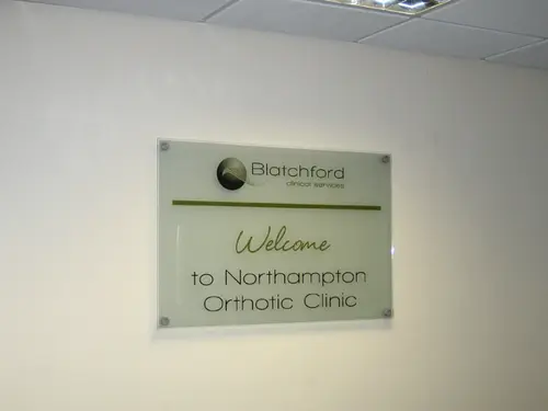 Large horizontal to let sign